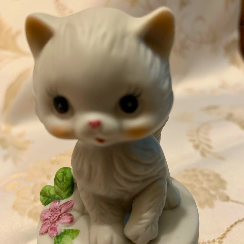 Cute Kitty Figurine on Pedestal w flowers